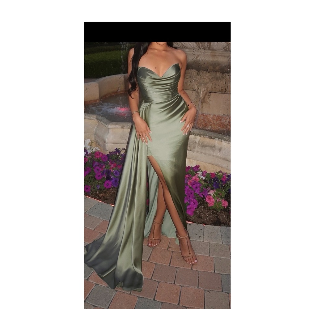 Green Sweetheart Slit Prom Gown